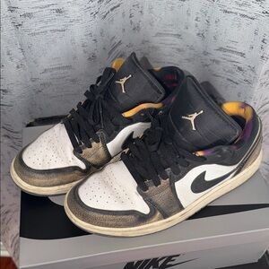 Nike Men's Black, White, and Gold Sneakers